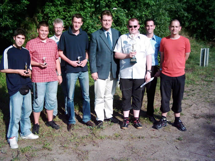 Das Bild zeigt Bürgerschaffer Thomas Weitling mit Teilnehmern der siegreichen Mannschaft & den besten Einzelschützen