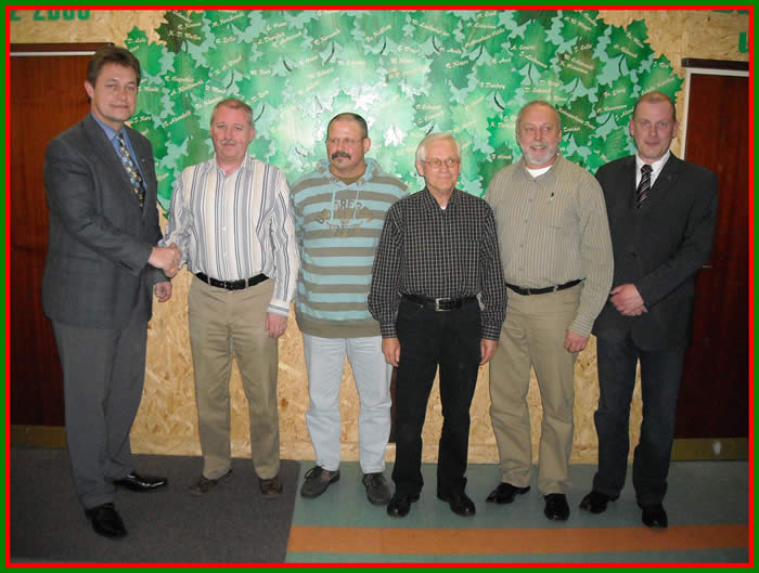 Hauptmann Carsten Rösner und Bürgerschaffer Thomas Weitling gratulieren den Schützen des Peiner Walzwerker Vereins zum Grünen Band 2009