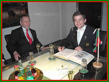 Bürgermeister Michael Kessler und Fabian Lerch bei der nachträglichen Eintragung ins Goldene Buch der Stadt Peine