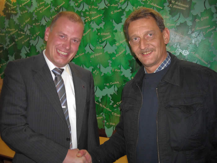 Hauptmann Carsten Rösner vom MTV Vater Jahn Peine gratuliert Jürgen Held vom Corps der Bürgersöhne zu seinen 228 Teiler. 