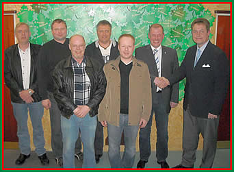 Die Mannschaft des MTV Vater Jahn Peine beim letzten Durchgang mit ihrem Hauptmann Carsten Rösner freuen sich über die Glückwünsche zum Grünen Band 2009 / 2010. Als Tagesbester konnte sich Christian Knop vom Corps der Bürgersöhne durchsetzten. 