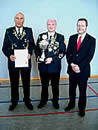 Bürgermeister Michael Kessler überreicht den Stadtpokal 2007 an die SG Vöhrum